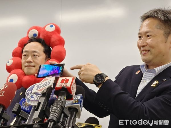 ▲世博IA推進室部長井村 悟朗(右)出示讓他心動的。（圖／記者張佩芬攝）