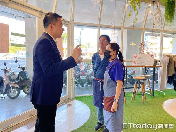 ▲黃文益前往飯糰店表達慰問之意，並且跟鄰居表示可以暫時出借市黨部空間            。（圖／記者吳奕靖翻攝）