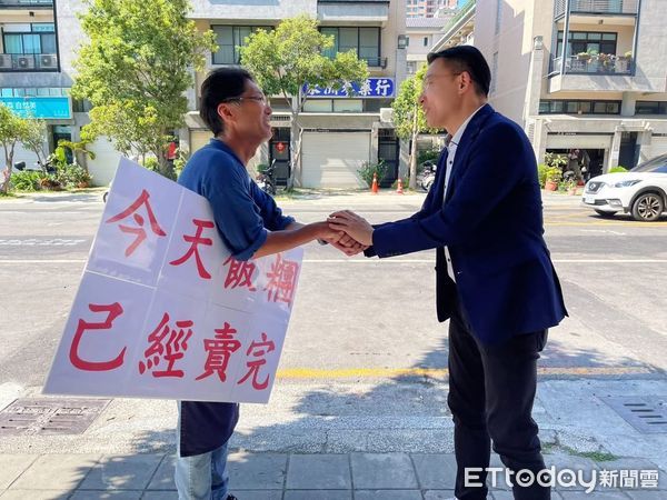 ▲黃文益前往飯糰店表達慰問之意，並且跟鄰居表示可以暫時出借市黨部空間            。（圖／記者吳奕靖翻攝）