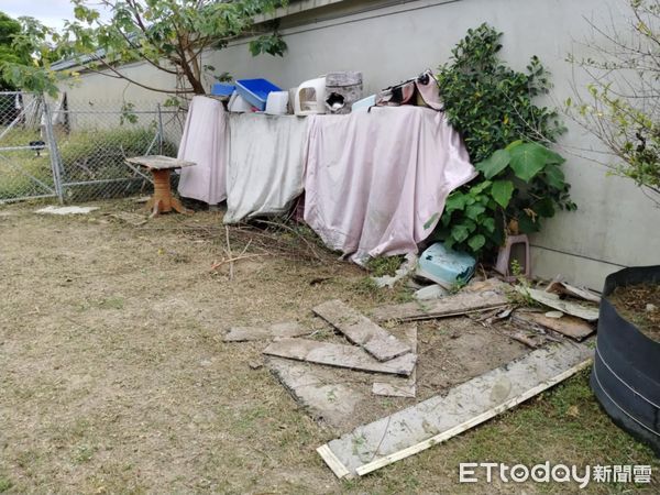 ▲台南市動保處會同永康分局警方前往現場勘查蒐證，發現籠內遺有3具貓屍白骨，當下並未發現其他動物，己蒐證紀錄完成，並帶回貓隻遺骨至善化辦公室保存、後續送驗釐清死因。（圖／記者林東良翻攝，下同）