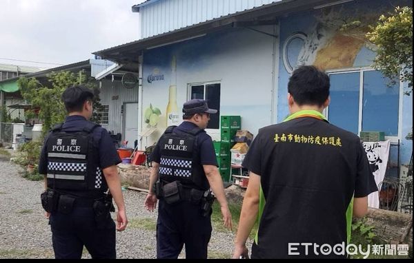 ▲台南市動保處會同永康分局警方前往現場勘查蒐證，發現籠內遺有3具貓屍白骨，當下並未發現其他動物，己蒐證紀錄完成，並帶回貓隻遺骨至善化辦公室保存、後續送驗釐清死因。（圖／記者林東良翻攝，下同）