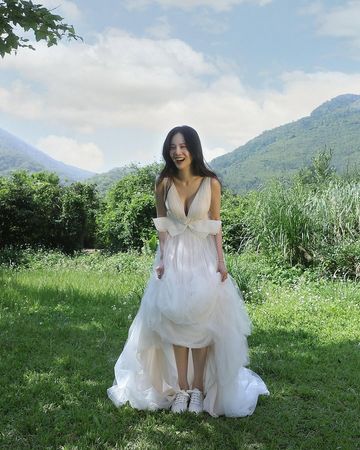 ▲曾之喬穿著白紗禮服，展現好身材。（圖／翻攝自Instagram／chiaochiaotzeng）
