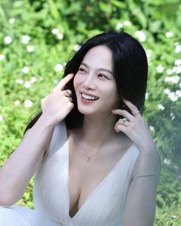▲曾之喬曬出穿著白紗禮服的美照。（圖／翻攝自Instagram／chiaochiaotzeng）