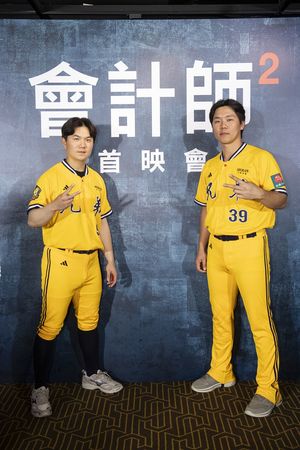 ▲中信兄弟球員詹子賢、江坤宇相挺《會計師2》台灣首映會。（圖／華納提供）