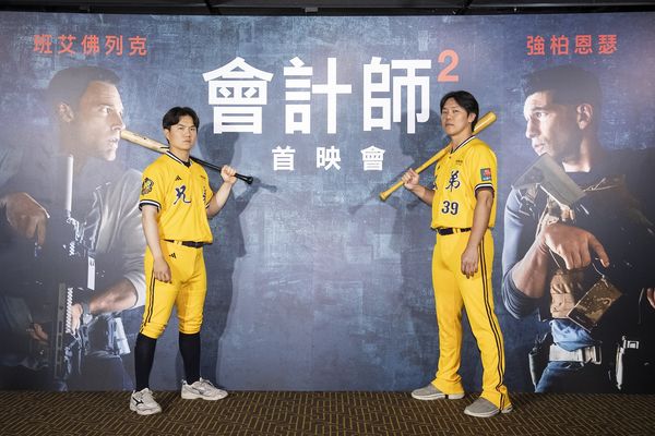 ▲中信兄弟球員詹子賢、江坤宇相挺《會計師2》台灣首映會。（圖／華納提供）