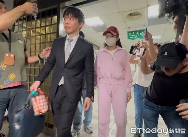 ▲▼家寧3萬交保，3度鞠躬離開新北檢。（圖／記者陳以昇攝）