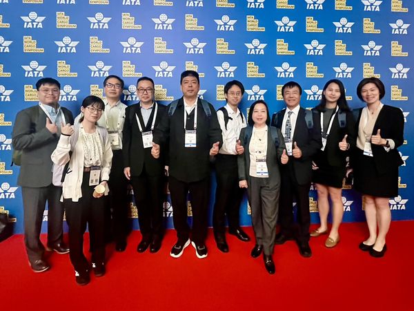 ▲國際航空運輸協會(IATA)第18屆世界貨運研討會上周在杜拜舉行，北市航空貨運承攬公會羅文祥理事長、台灣國際物流暨供應鏈協會葉建明創會理事長、秦玉玲名譽理事長及桃園機場公司物業開發處、長榮航空、交通部民航局等代表積極參與。（圖／物流暨供應鏈協會）
