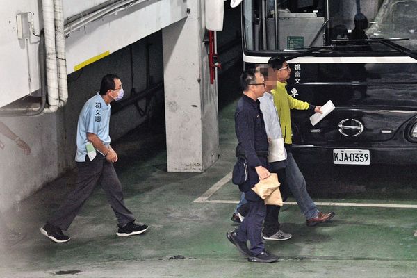 國民黨北市黨部總幹事姚富文及書記長初文卿涉嫌提供往生者連署書，遭收押禁見。