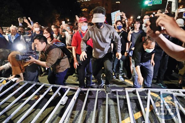 藍營號召支持者赴北檢抗議並推倒拒馬，警方蒐證完畢後將移送法辦。