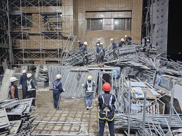▲▼台大醫院外牆工程，北市府22日證實，49歲印尼籍移工蘇亞曼SUYATMAN遭壓在三樓施工架中，屍僵明顯死亡。（圖／台北市政府提供）