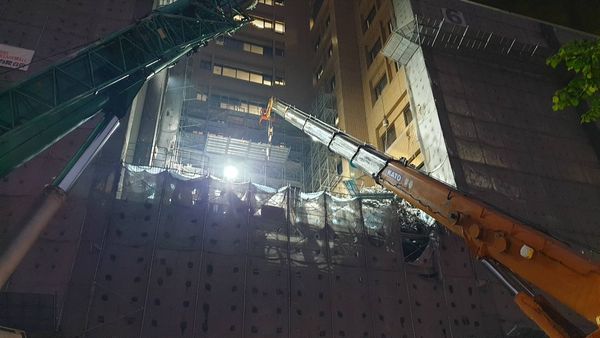 ▲▼台大醫院外牆工程，北市府22日證實，49歲印尼籍移工蘇亞曼SUYATMAN遭壓在三樓施工架中，屍僵明顯死亡。（圖／台北市政府提供）