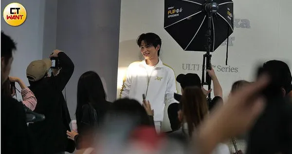 暖男司機1／王品澔幫開車　親接「神秘女」陪他看中醫