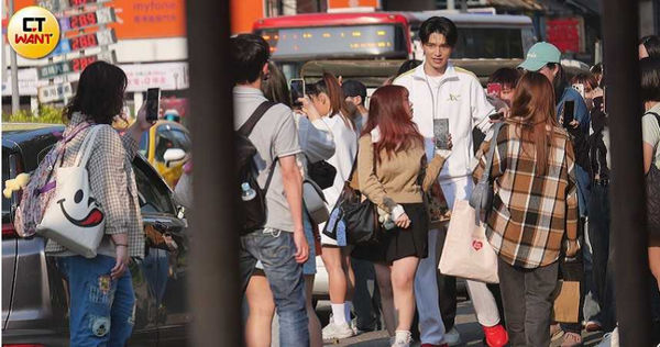 暖男司機1／王品澔幫開車　親接「神秘女」陪他看中醫