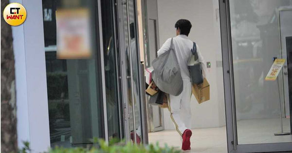暖男司機1／王品澔幫開車　親接「神秘女」陪他看中醫
