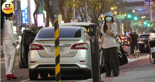 暖男司機1／王品澔幫開車　親接「神秘女」陪他看中醫