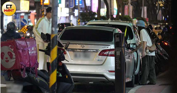 暖男司機1／王品澔幫開車　親接「神秘女」陪他看中醫