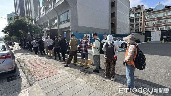 ▲▼高雄樋口飯糰一早出現排隊人潮。（圖／記者吳世龍攝）