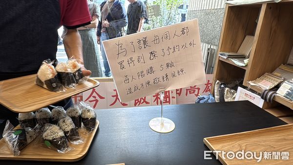▲▼高雄樋口飯糰一早出現排隊人潮。（圖／記者吳世龍攝）