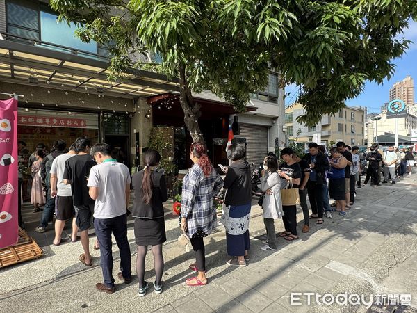▲▼高雄樋口飯糰一早出現排隊人潮。（圖／記者吳世龍攝）