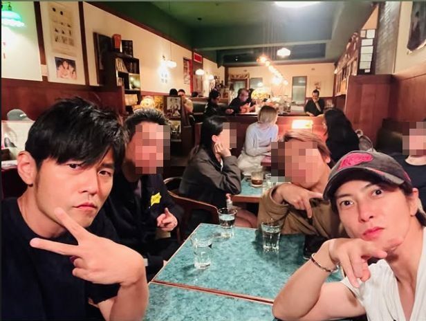(外送稿用)▲▼周杰倫與山下智久深夜驚喜現身台北某咖啡店。（圖／翻攝IG／jaychou）