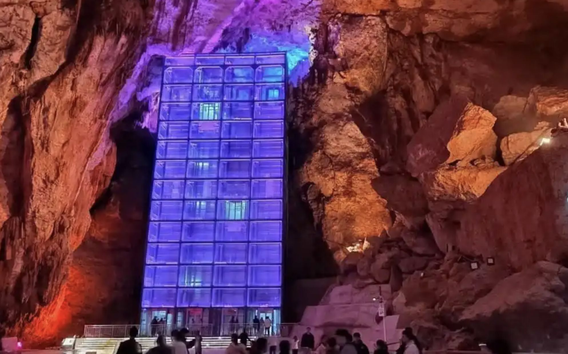 ▲湖北陽新百洞峽旅遊區的溶洞內「水晶雲梯」。（圖／翻攝微博）