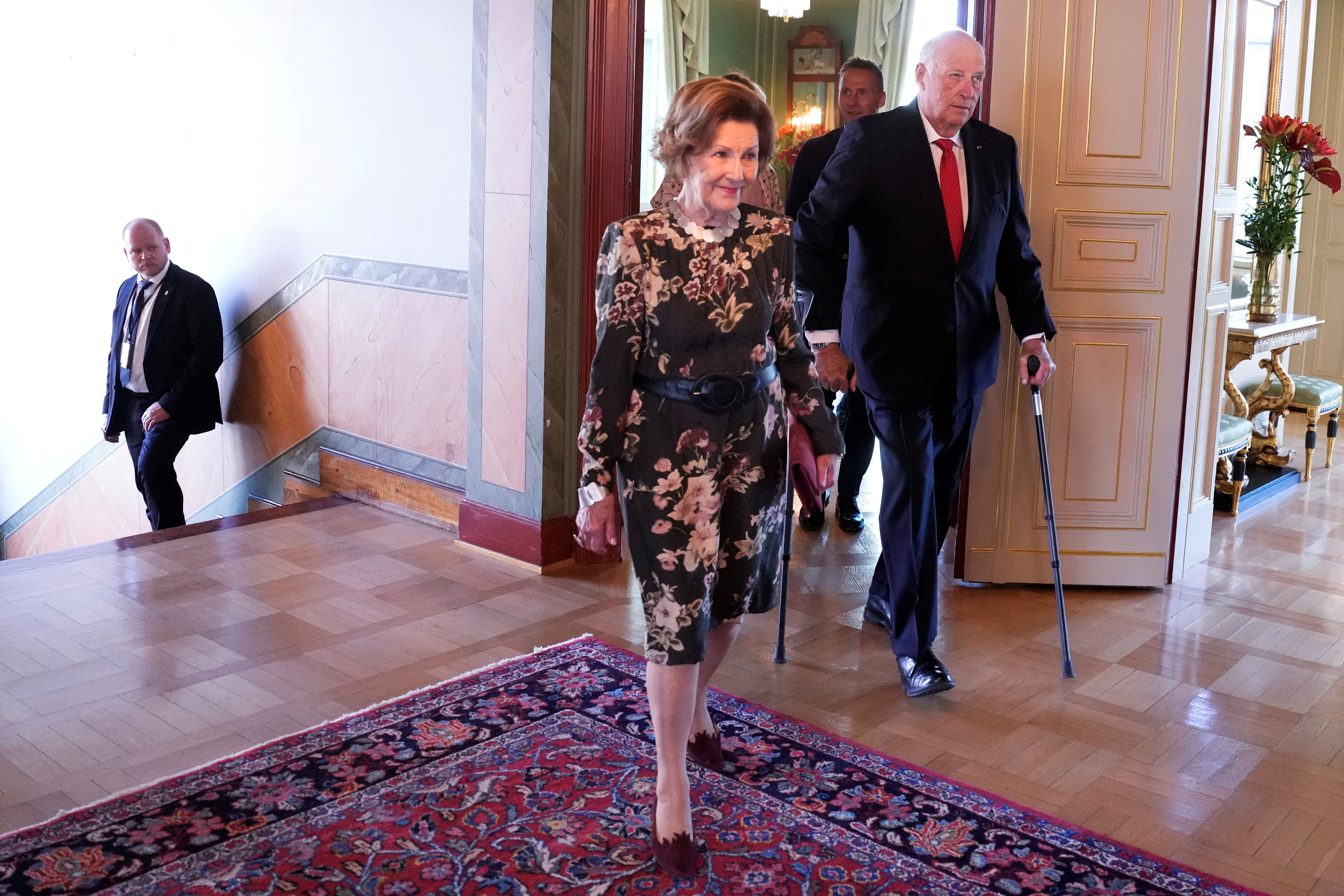 ▲▼ 挪威國王哈拉爾五世（King Harald V）及王后宋雅（Queen Sonja）9日接待前來國是訪問的冰島總統夫婦。（圖／路透）