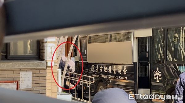 ▲▼ 姊妹押下囚車開庭 。（圖／記者 許靖騏 攝）