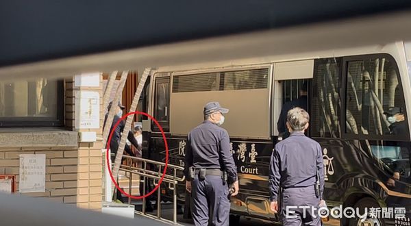 ▲▼ 姊妹押下囚車開庭 。（圖／記者 許靖騏 攝）