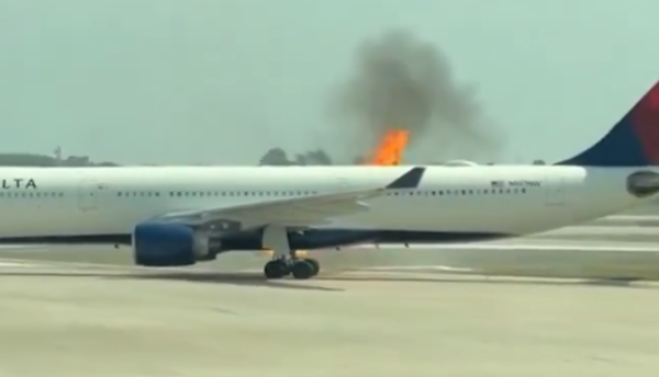▲▼達美航空客機起火。（圖／翻攝自YouTube）