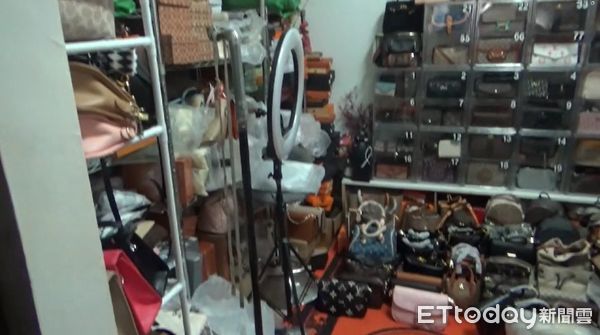 ▲警方在直播主的住家查獲大量精品假包             。（圖／記者吳奕靖翻攝）