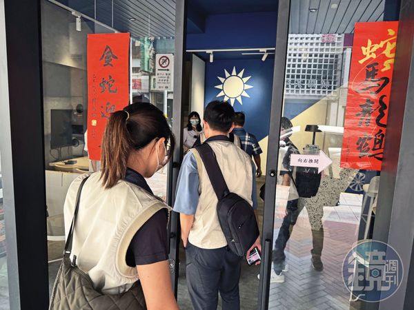 檢調上週大舉搜索國民黨台北市黨部，懷疑大批幽靈連署資料由此流出。