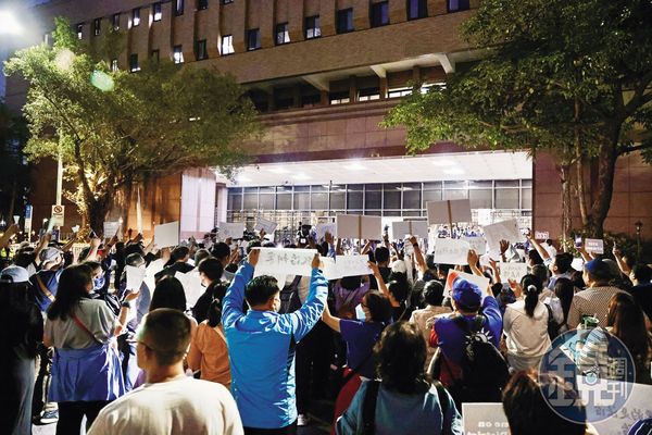 國民黨北市黨部主委遭約談，藍營發動數百名支持者在北檢前抗議。