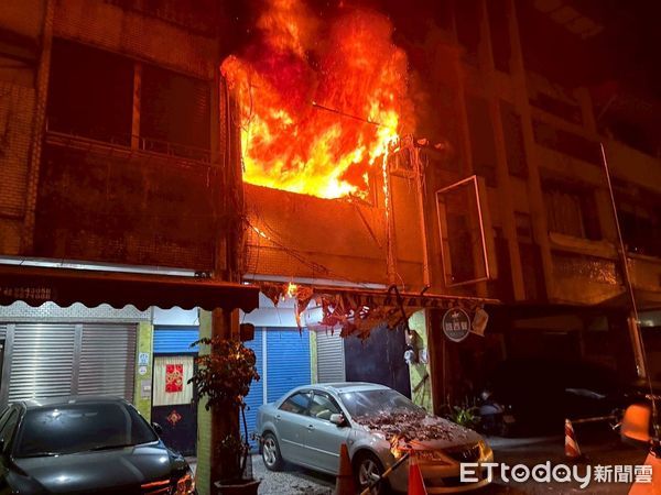 ▲▼羅東鎮民族路一棟5層樓透天住宅的2樓不明竄出熊熊大火，十分嚇人。（圖／記者游芳男翻攝，下同）