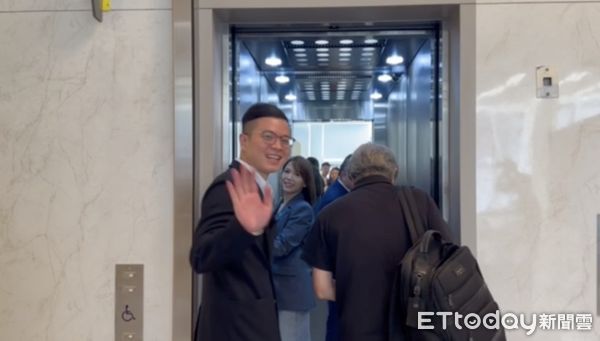 ▲▼國民黨智庫副執行長凌濤、民眾黨立院黨團主任陳智菡一同搭電梯。（圖／記者袁茵翻攝）