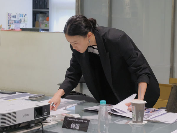 ▲鍾瑶回母校當評審。（圖／星星相藝提供 ）