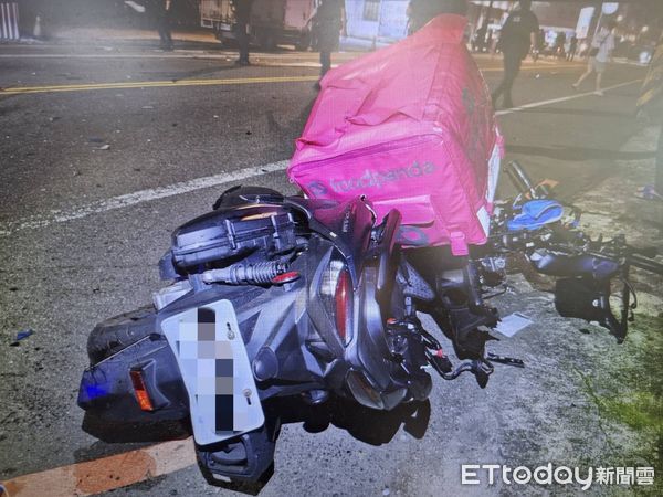 ▲▼桃園中壢小貨車左轉撞死騎士。（圖／記者沈繼昌翻攝）