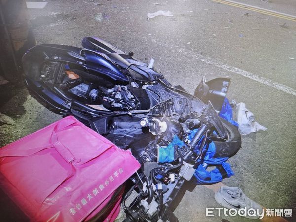 ▲▼桃園中壢小貨車左轉撞死騎士。（圖／記者沈繼昌翻攝）