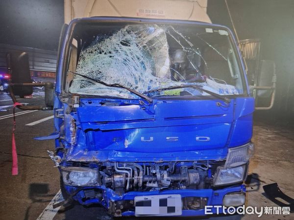 ▲▼桃園中壢小貨車左轉撞死騎士。（圖／記者沈繼昌翻攝）