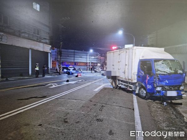 ▲▼桃園中壢小貨車左轉撞死騎士。（圖／記者沈繼昌翻攝）