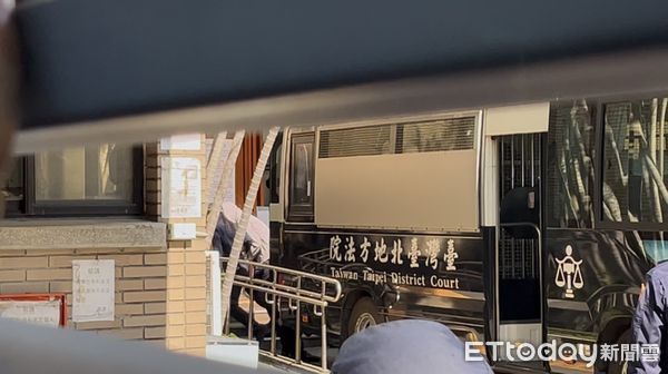 ▲▼「剴剴案」北院國民法官參審今（22日）首度開庭，涉案在押保母姊妹劉彩萱（法警遮住車身字樣）、劉若琳被押解出庭。（圖／記者許靖騏攝）