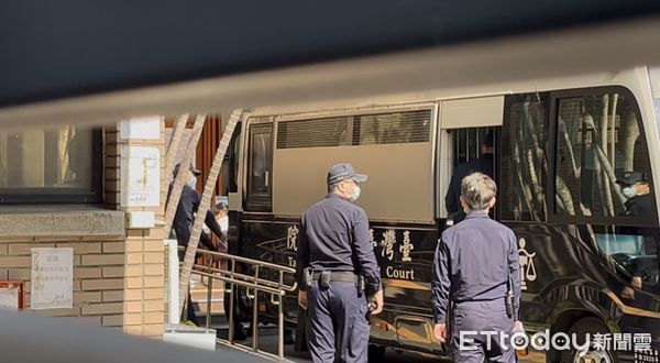 ▲▼「剴剴案」北院國民法官參審今（22日）首度開庭，涉案在押保母姊妹劉彩萱（法警遮住車身字樣）、劉若琳被押解出庭。（圖／記者許靖騏攝）