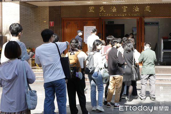 ▲▼「剴剴案」北院國民法官參審今（22日）首度開庭，法院外未出現抗議群眾，但登記旁聽民眾不少。             。（圖／記者湯興漢攝）