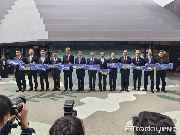 ▲世博會台灣的「TECH WORLD館」今日揭幕典禮貴賓大合照。（圖／記者張佩芬攝）