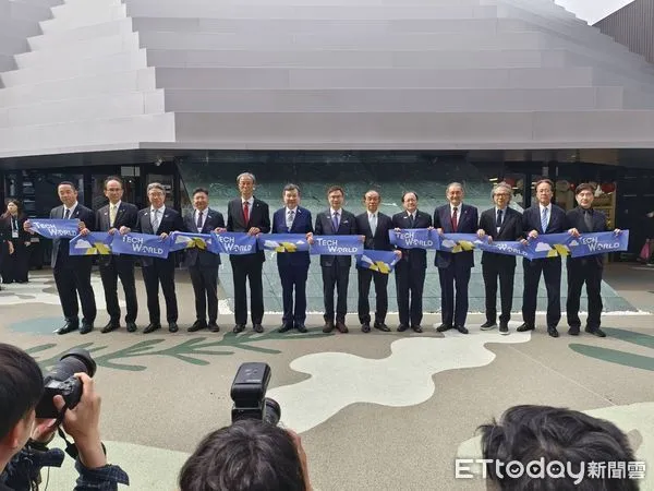 ▲世博會台灣的「TECH WORLD館」今日揭幕典禮貴賓大合照。（圖／記者張佩芬攝）