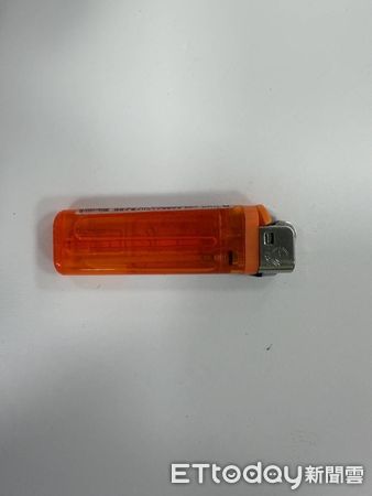▲戰術背心「插2煤油玻璃瓶」！新竹男掏打火機闖派出所喊：要放火。（圖／記者楊永盛翻攝，下同）