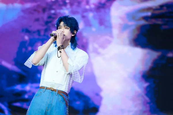 ▲丁禹兮以一頭藍髮驚喜登上音樂節。（圖／翻攝自微博）