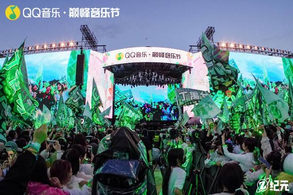 ▲丁禹兮以一頭藍髮驚喜登上音樂節。（圖／翻攝自微博）