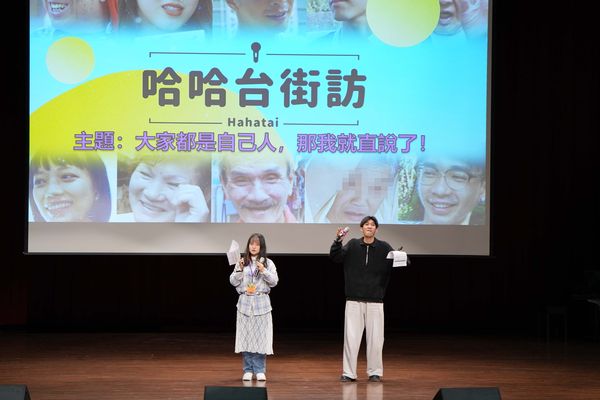 圖三：世新大學公廣系系學會學生熱情主持，介紹學姐傑尼出場。（圖／世新大學提供）