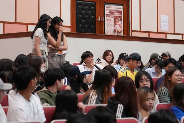 圖四：世新公廣系的學弟妹與學姐傑尼進行熱烈的提問交流。（圖／世新大學提供）