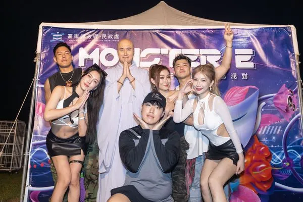 ▲▼ 韓國爆紅的電音和尚NewJeansNim日進大師現身台東電音派對。韓國電音和尚NewJeansNim日進大師與台韓眾DJ好手同場相見歡（圖／臺東縣政府民政處提供）